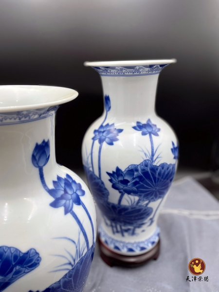 青花青荷-觀音瓶